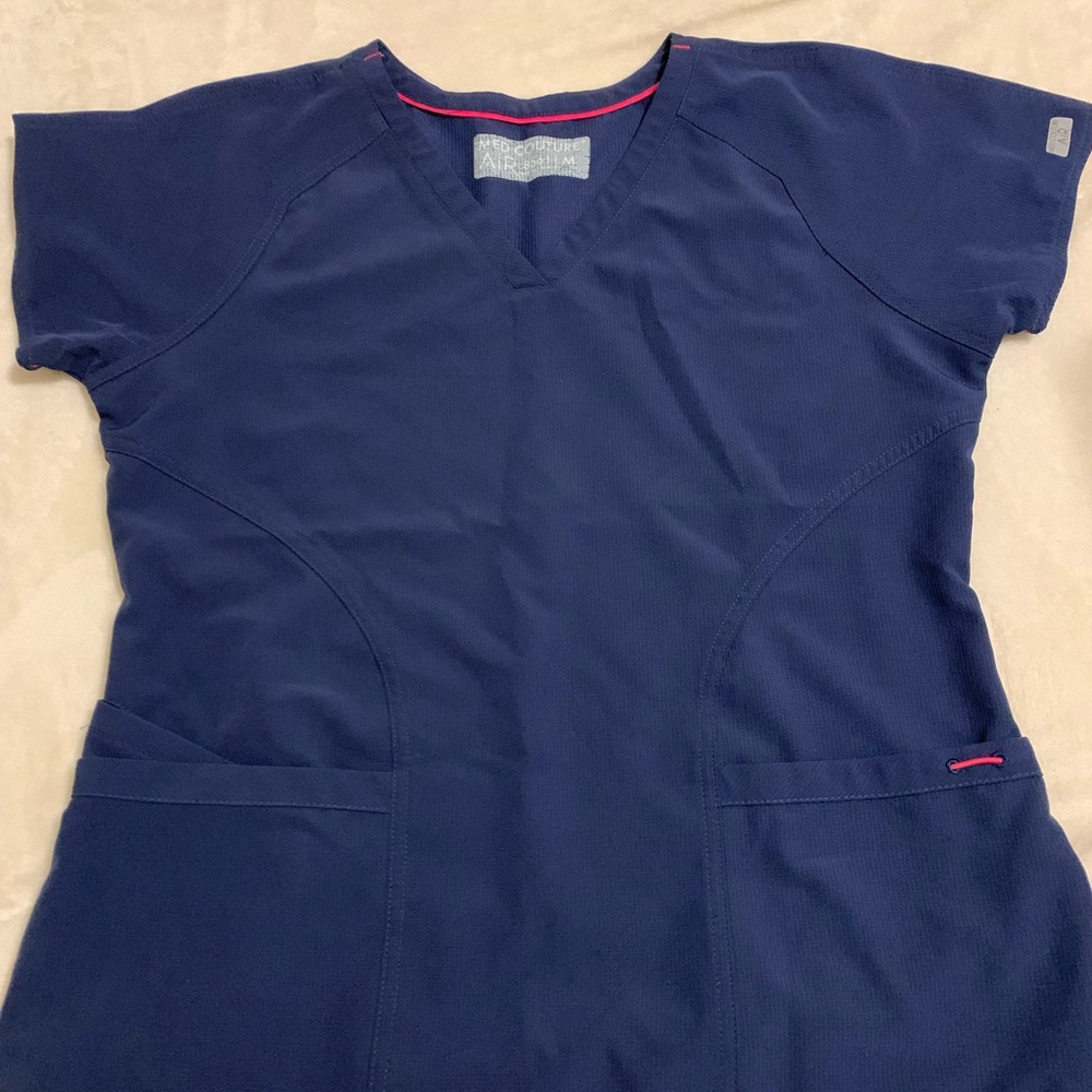 Med Couture medium scrub top